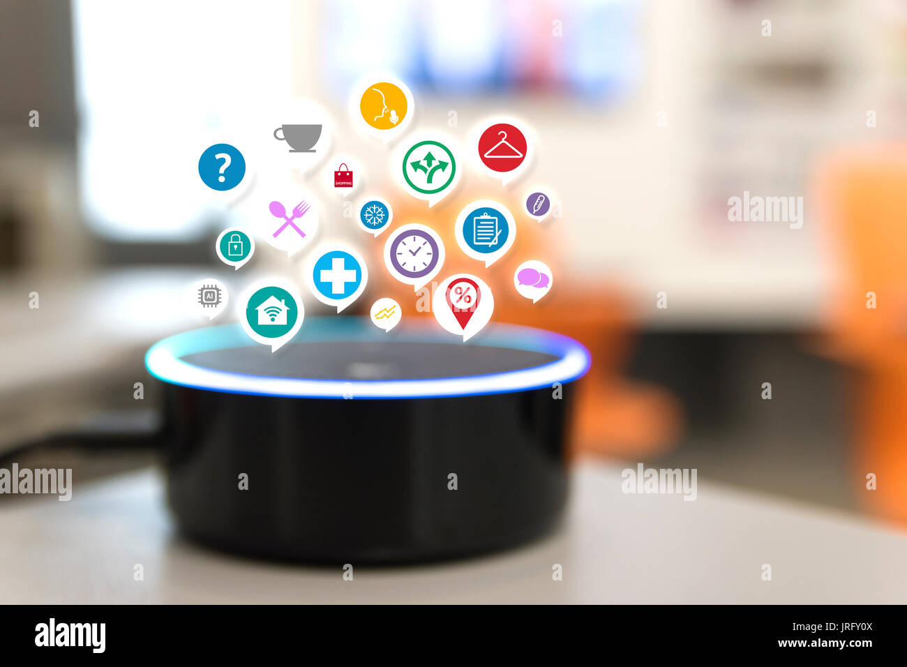 Home advisor , il riconoscimento vocale , intelligenza artificiale e dispositivo internet delle cose concetto. Foto Stock