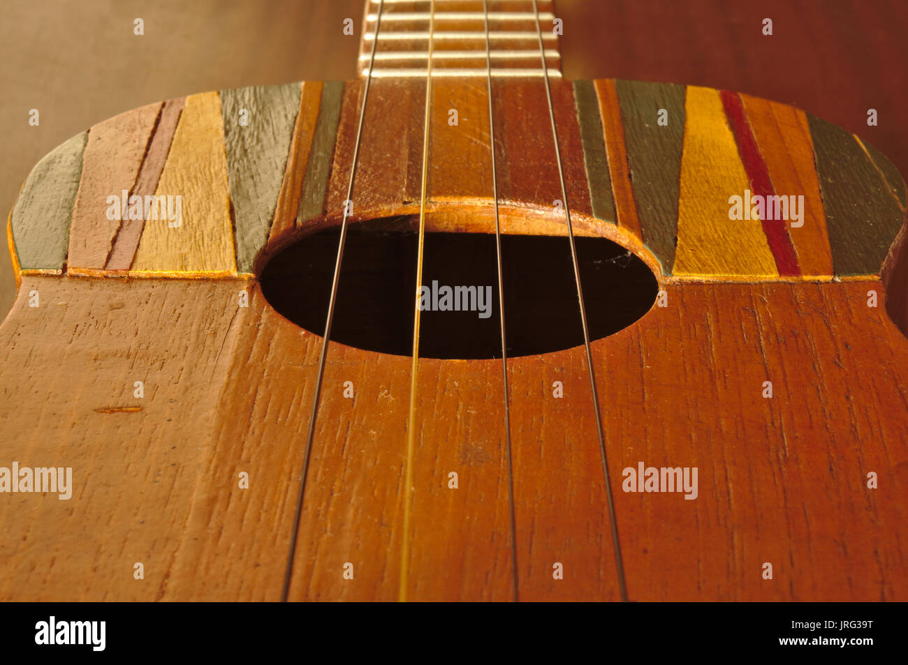 Cuatro tradizionale chitarra dal Venezuela. Strumenti musicali pieghi Foto Stock