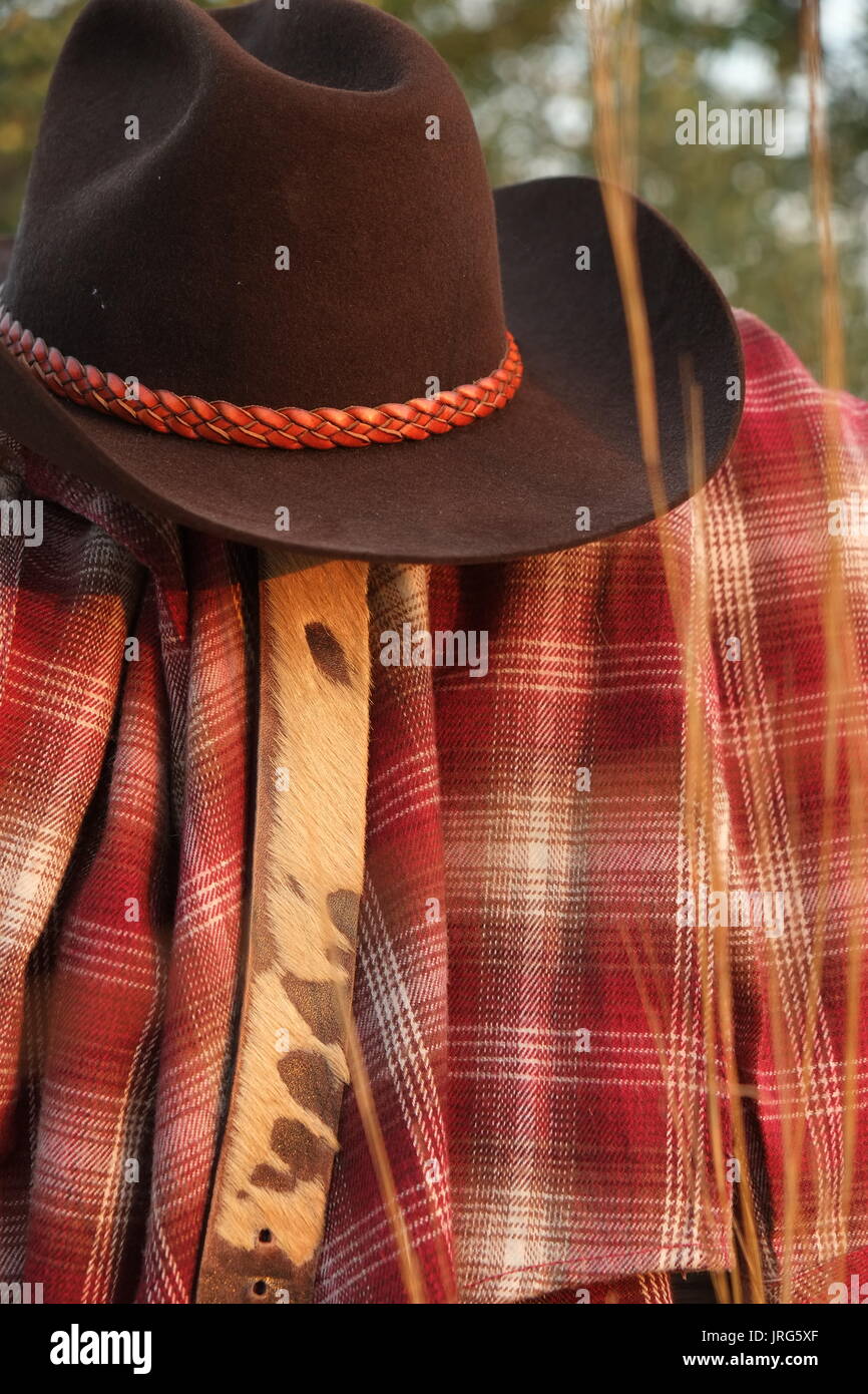 Vestiti da cowboy su una recinzione di legno Foto Stock