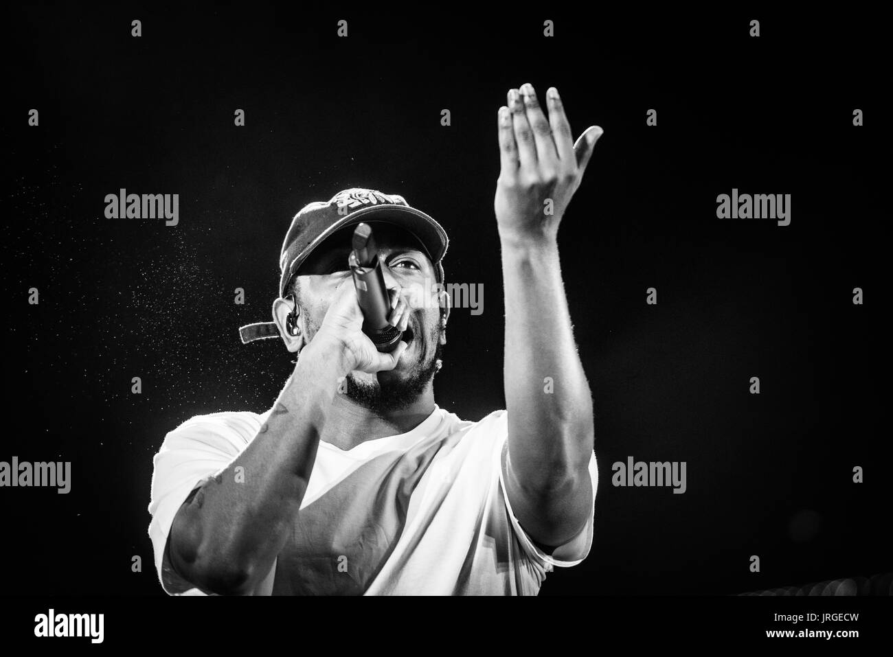 Kendrick Lamar effettuando in corrispondenza di un festival di musica in British Columbia Canada in bianco e nero. Foto Stock