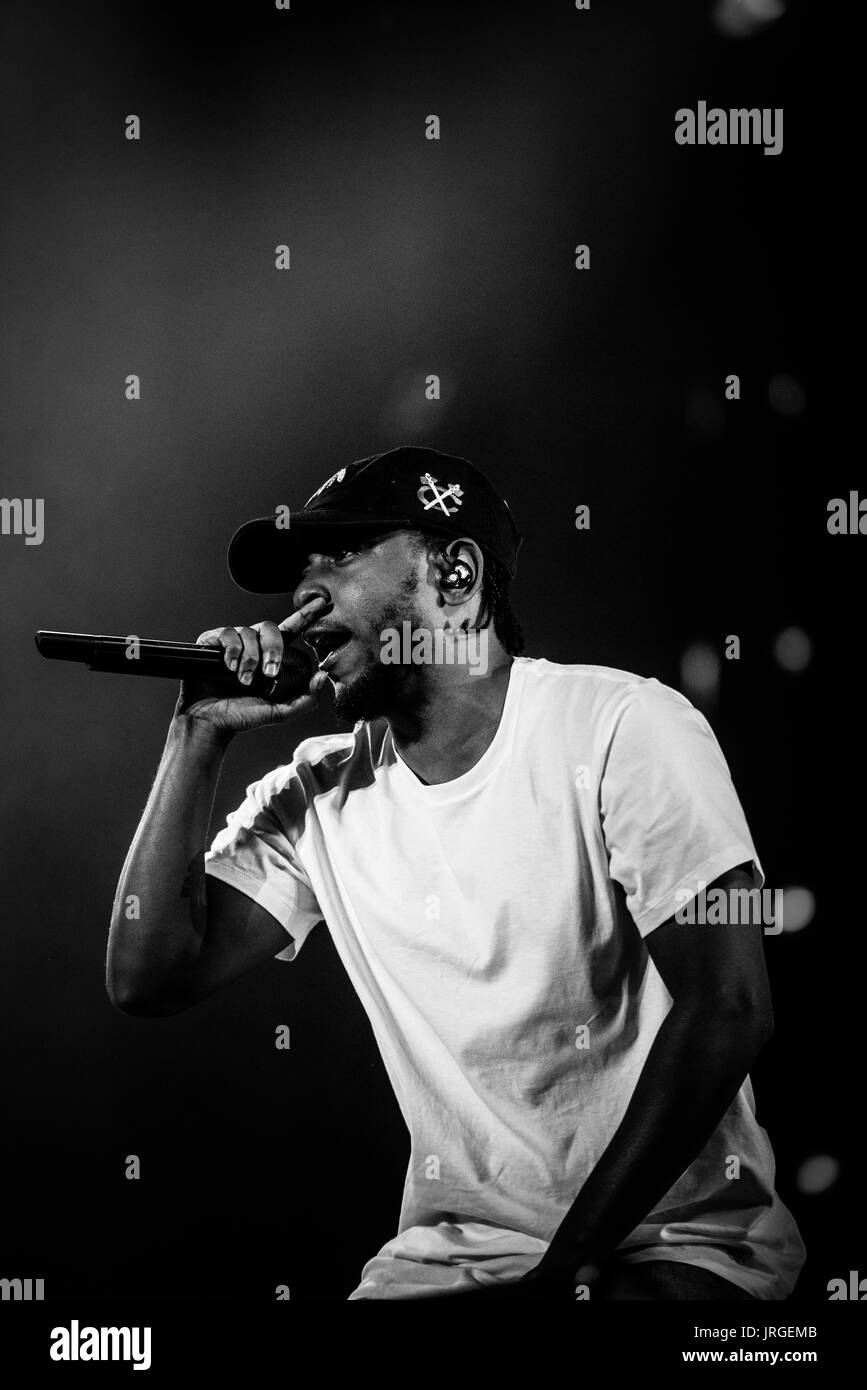 Kendrick Lamar effettuando in corrispondenza di un festival di musica in British Columbia Canada in bianco e nero. Foto Stock