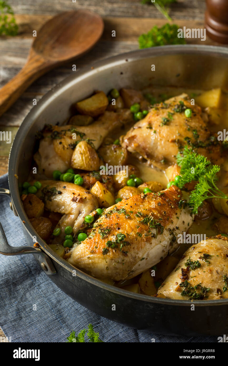 In casa il pollo al forno Vesuvio con piselli e patate Foto Stock