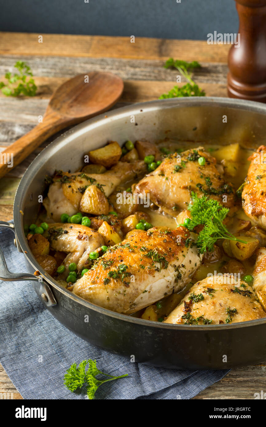 In casa il pollo al forno Vesuvio con piselli e patate Foto Stock