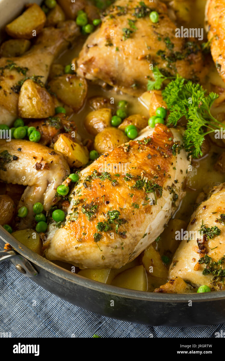 In casa il pollo al forno Vesuvio con piselli e patate Foto Stock