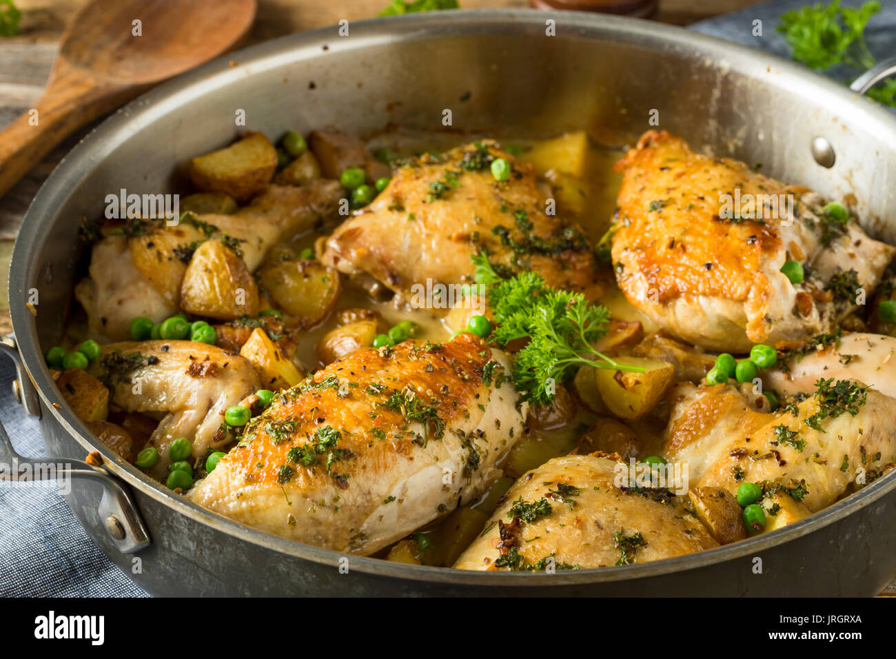 In casa il pollo al forno Vesuvio con piselli e patate Foto Stock
