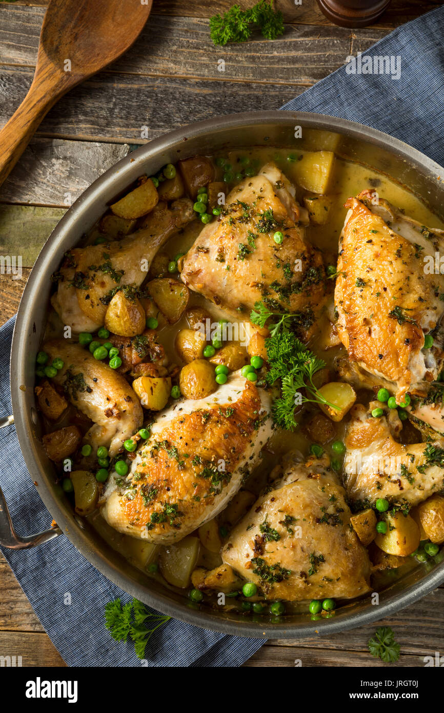 In casa il pollo al forno Vesuvio con piselli e patate Foto Stock