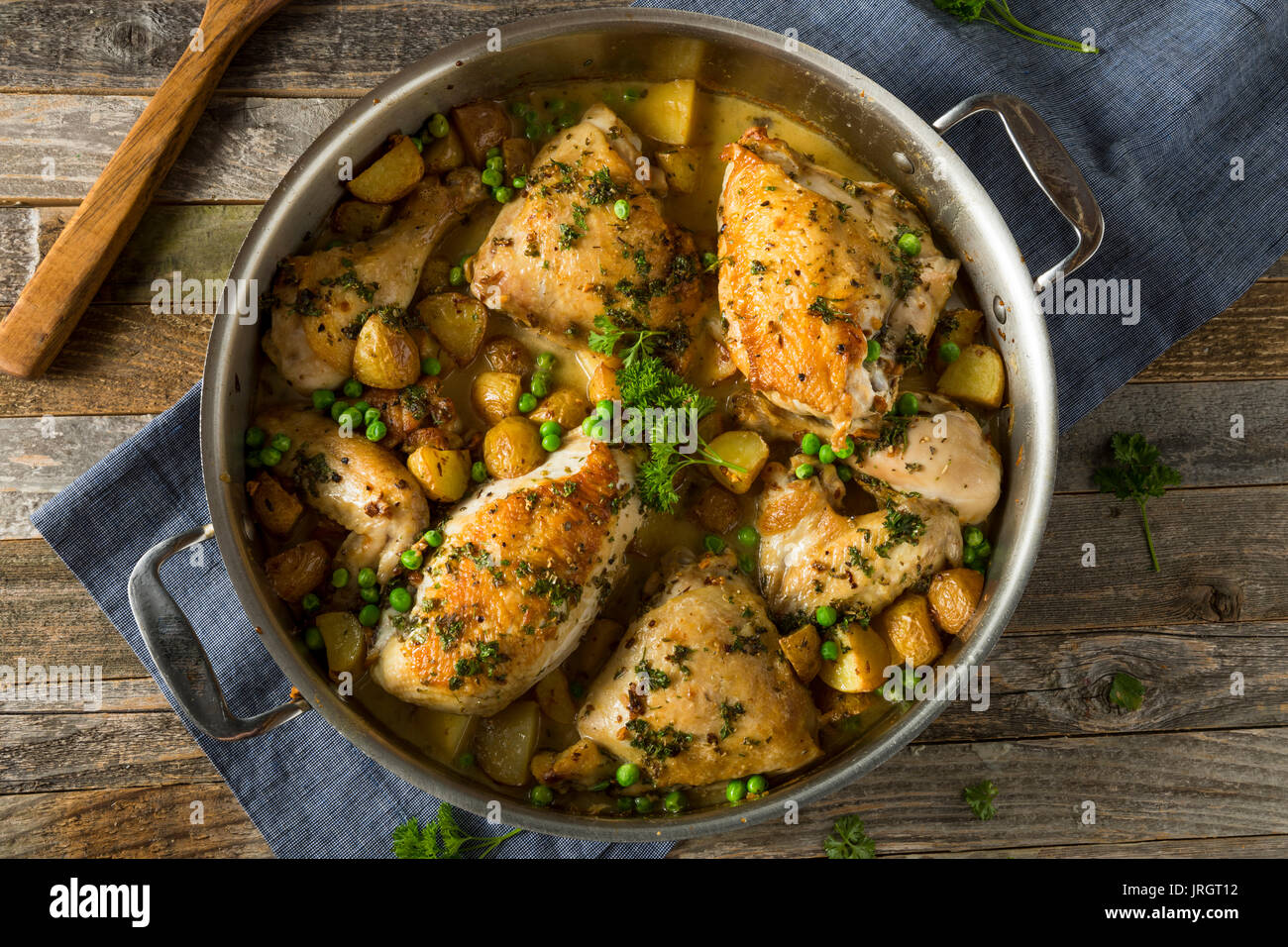In casa il pollo al forno Vesuvio con piselli e patate Foto Stock