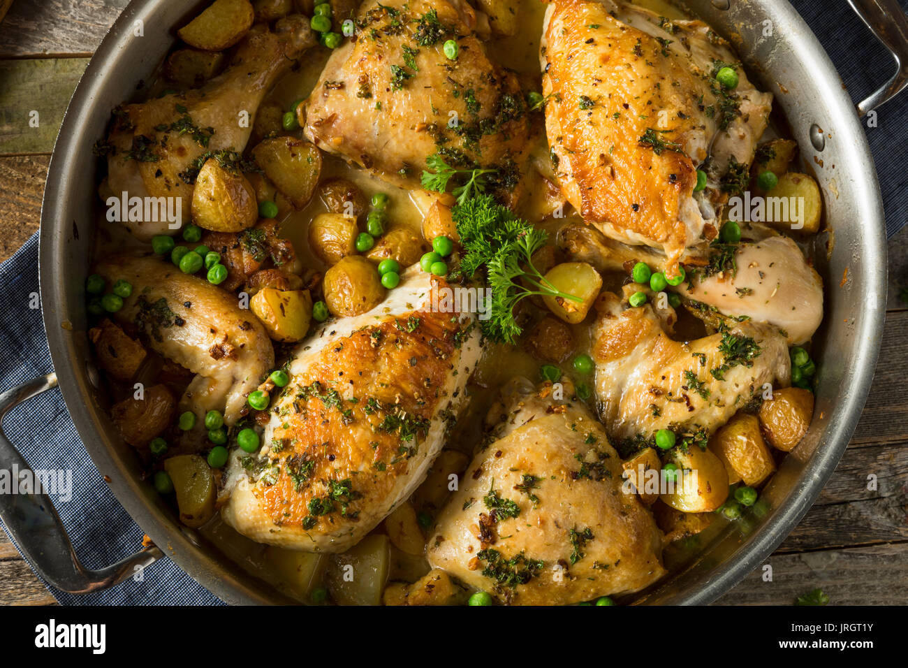 In casa il pollo al forno Vesuvio con piselli e patate Foto Stock
