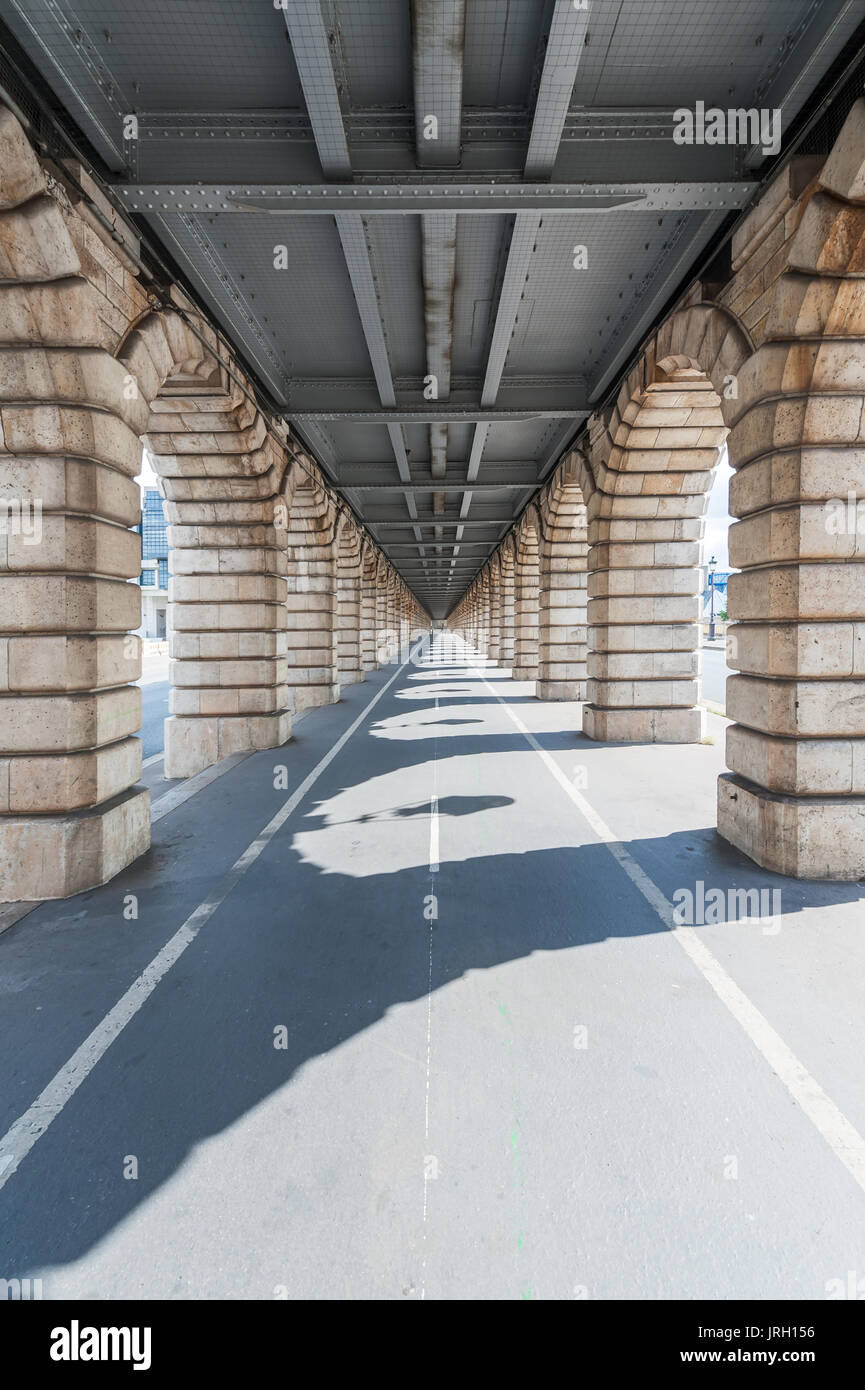 Punto di fuga vista da sotto il ponte di Bercy a Parigi Foto Stock