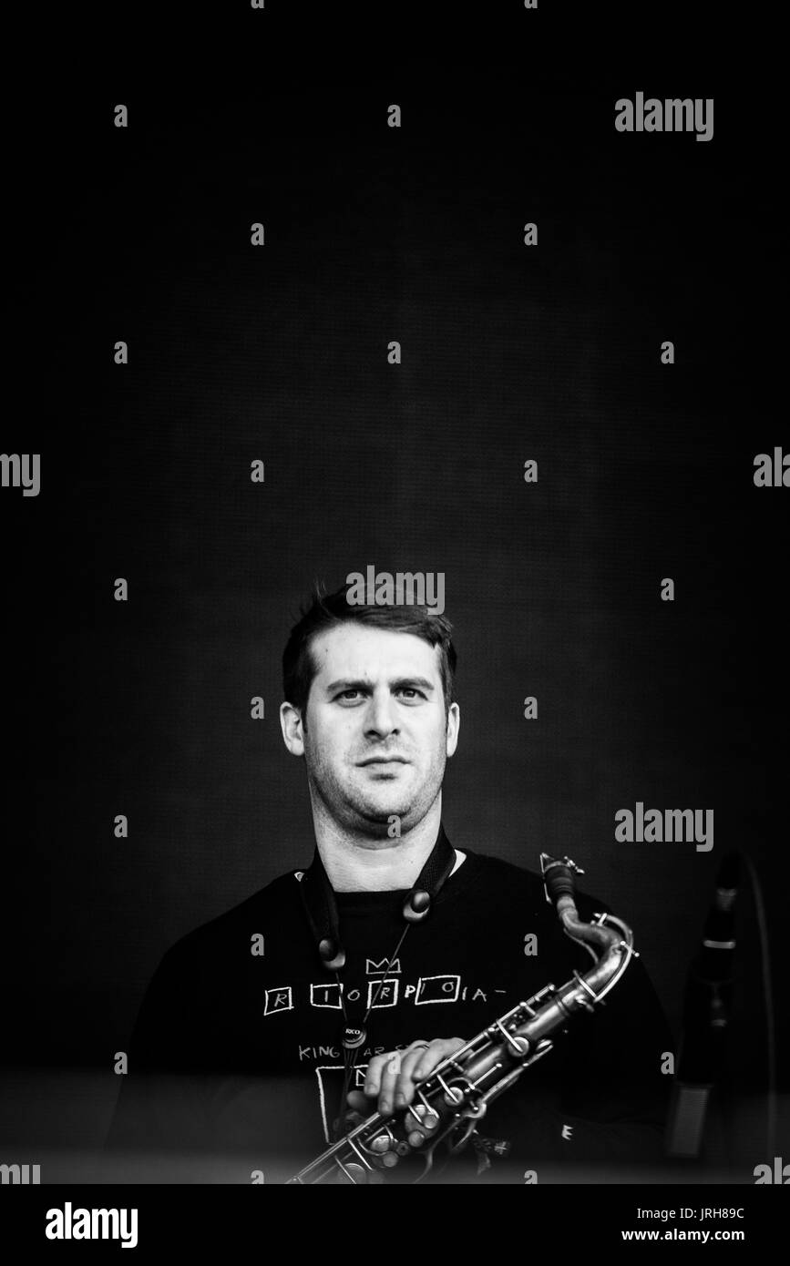 Sam Roberts effettuando in corrispondenza di un festival di musica in British Columbia Canada in bianco e nero. Foto Stock