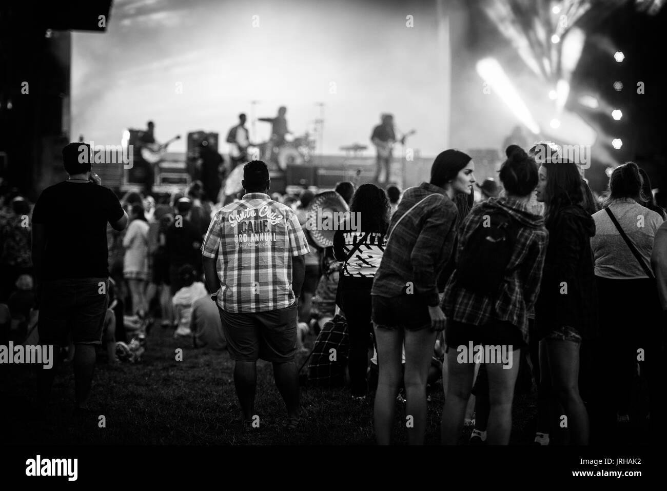 La guerra alla droga effettuando in corrispondenza di un festival di musica in British Columbia Canada in bianco e nero. Foto Stock