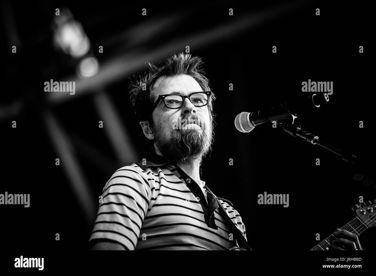 Weezer effettuando in corrispondenza di un festival di musica in British Columbia Canada in bianco e nero. Foto Stock