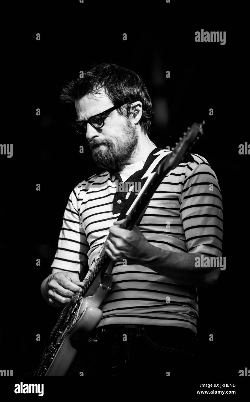 Weezer effettuando in corrispondenza di un festival di musica in British Columbia Canada in bianco e nero. Foto Stock