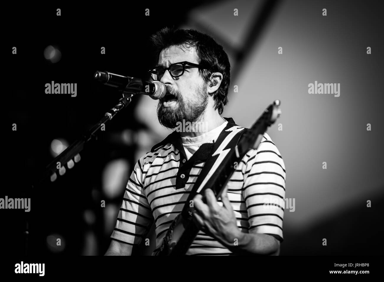 Weezer effettuando in corrispondenza di un festival di musica in British Columbia Canada in bianco e nero. Foto Stock