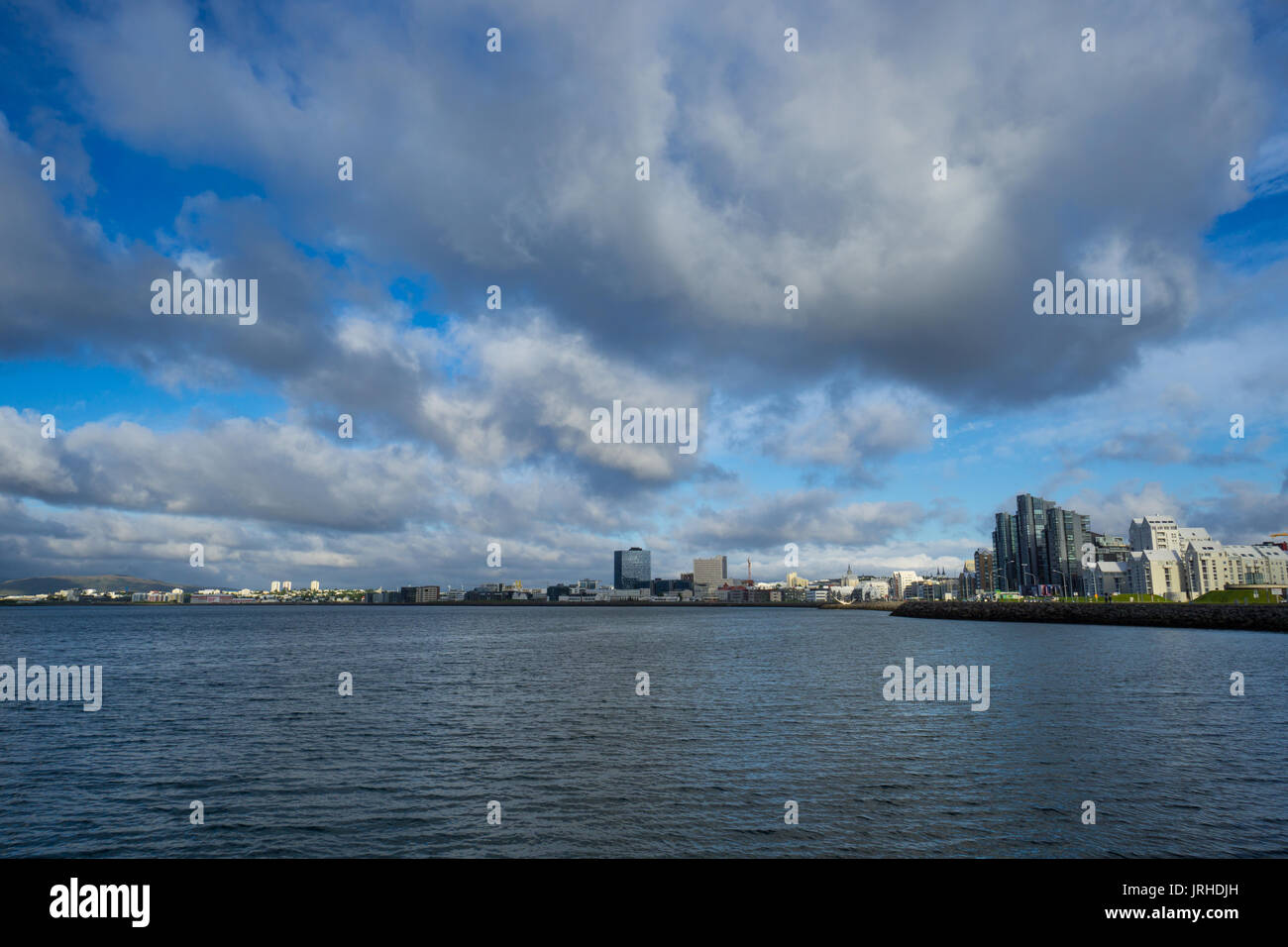 Islanda - Skyline di Reykjavik dall'oceano Foto Stock