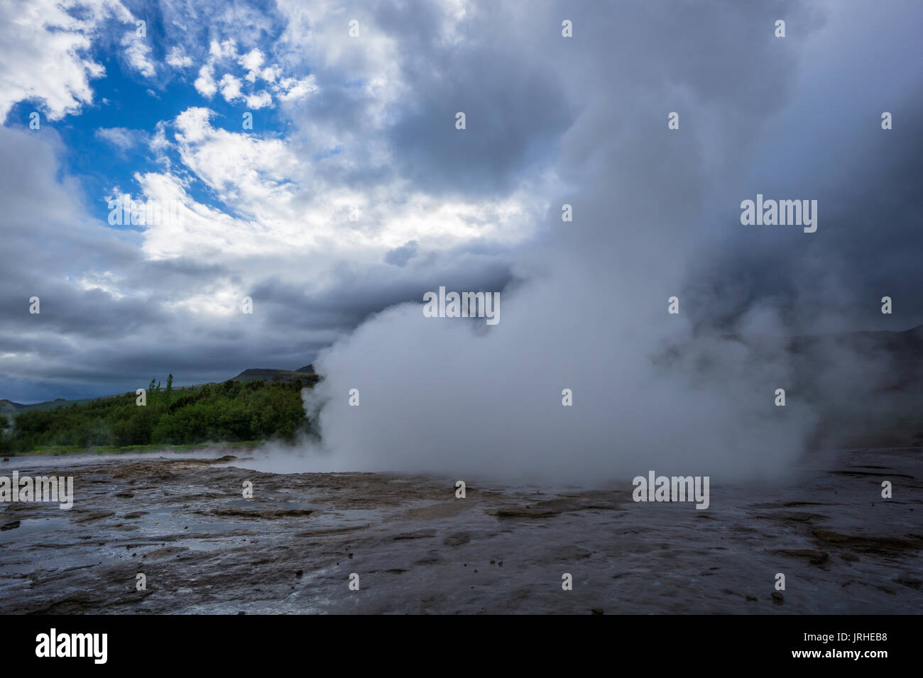 Islanda - eruzione di cottura a vapore a Geyser Strokkur Foto Stock