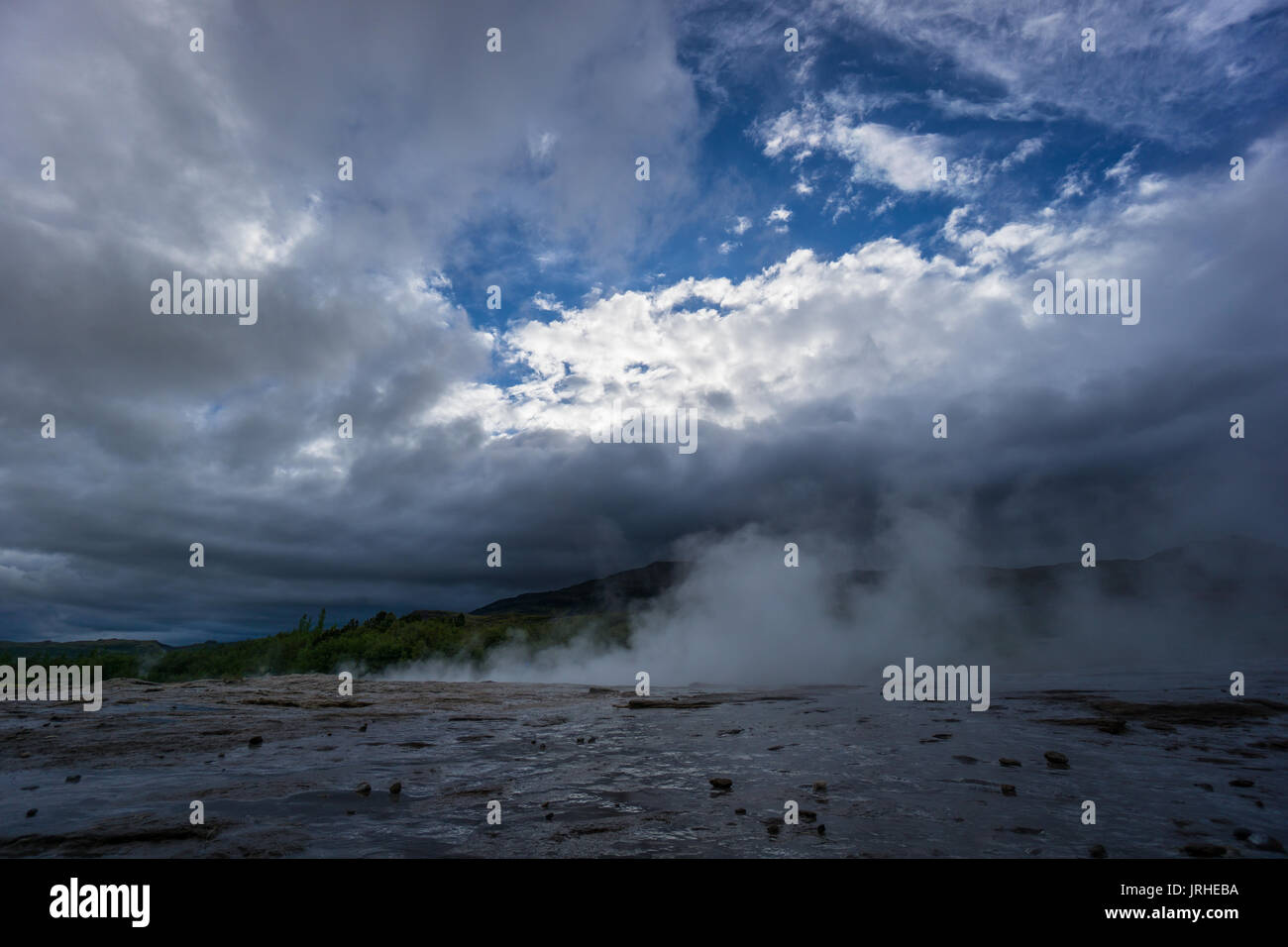 Islanda - Vapore di acqua calda prima eruzione al Geyser Strokkur Foto Stock