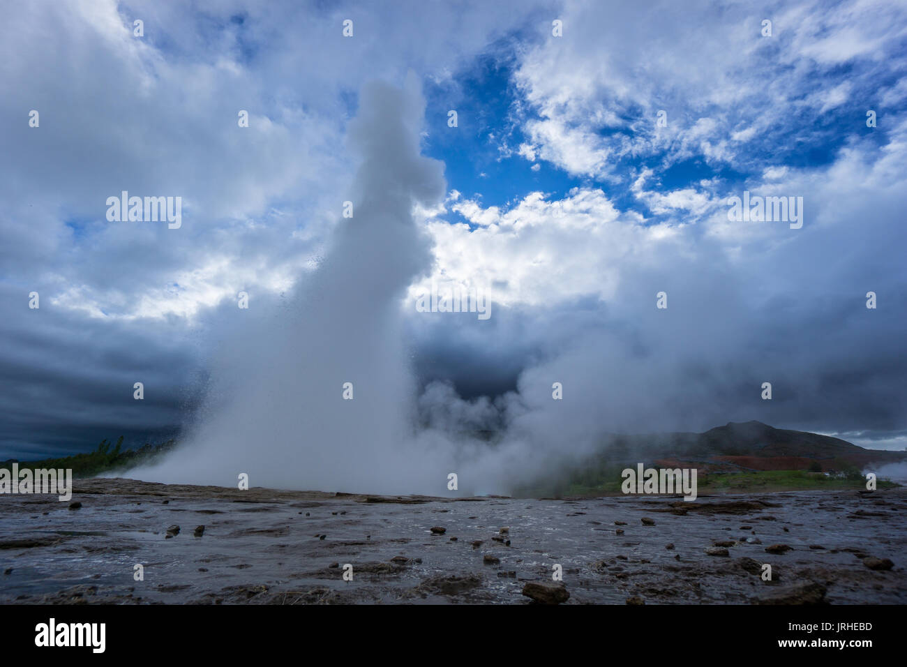 Islanda - Forte eruzione al Geyser Strokkur Foto Stock