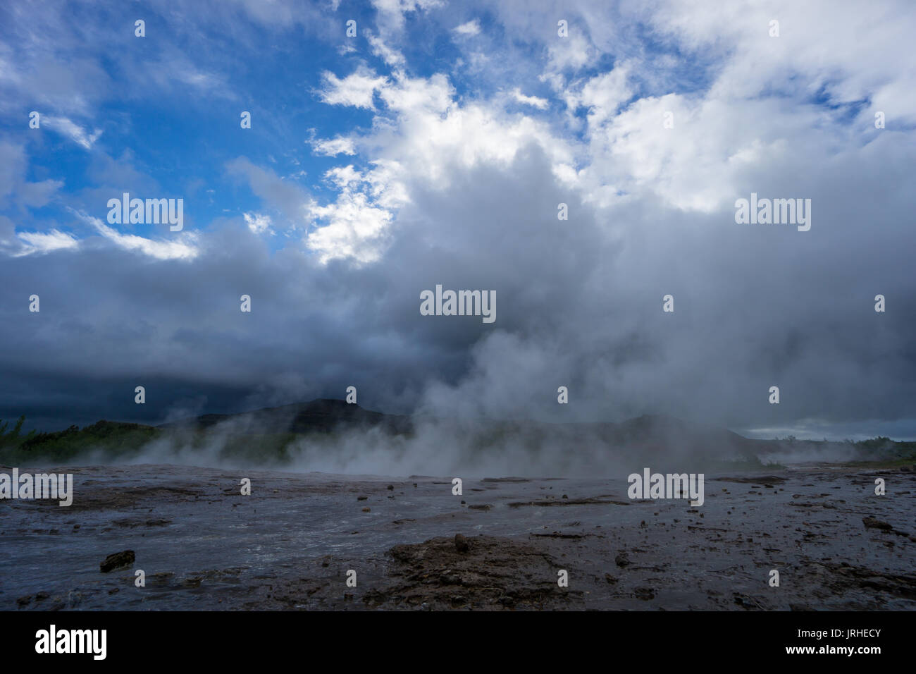 Islanda - fumante a terra gusher strokkur con cielo blu Foto Stock