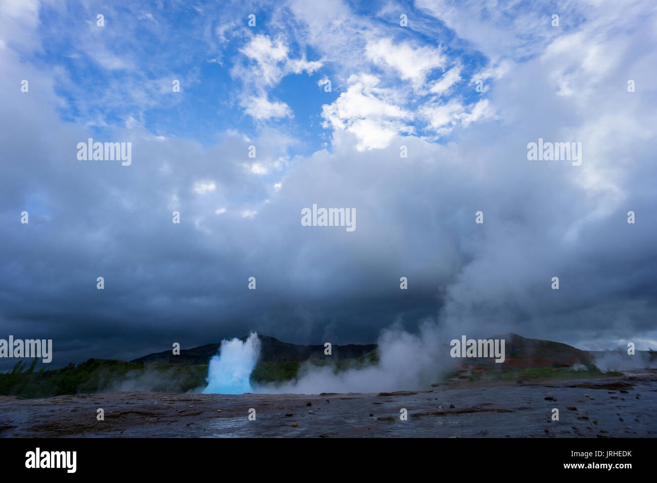 Islanda - turchese hot acqua bollente, iniziare di Eruzione del geyser strokkur Foto Stock