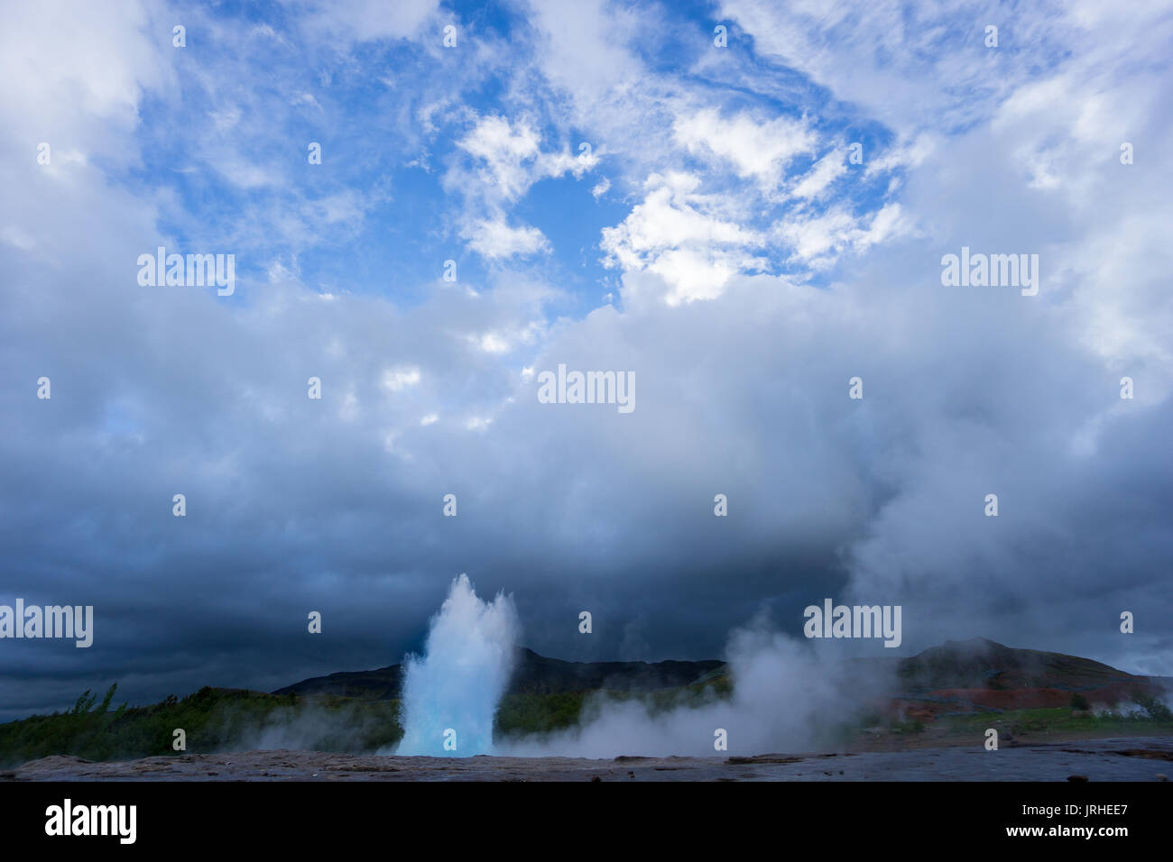 Islanda - turchese hot acqua bollente, durante l eruzione del geyser strokkur Foto Stock