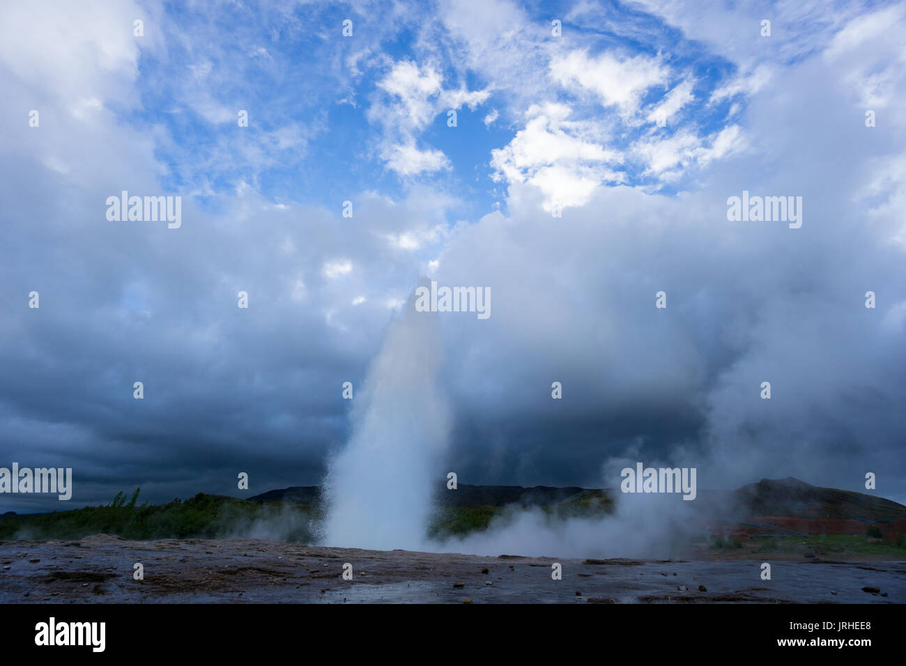 Islanda - turchese hot acqua bollente, medio Eruzione del geyser strokkur Foto Stock