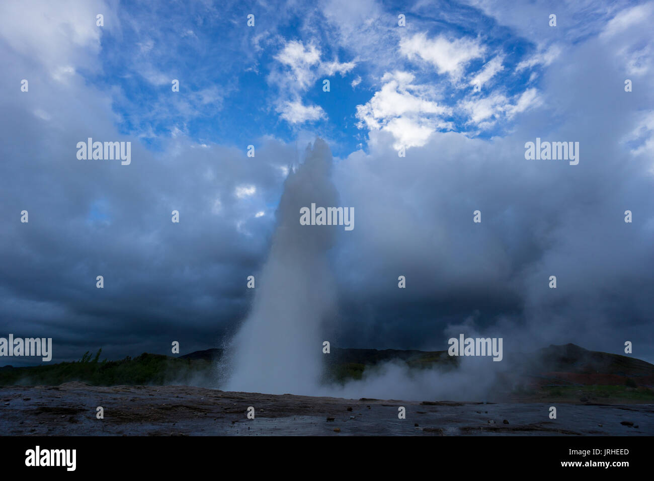 Islanda - turchese hot acqua bollente, vertice dell eruzione del geyser strokkur Foto Stock