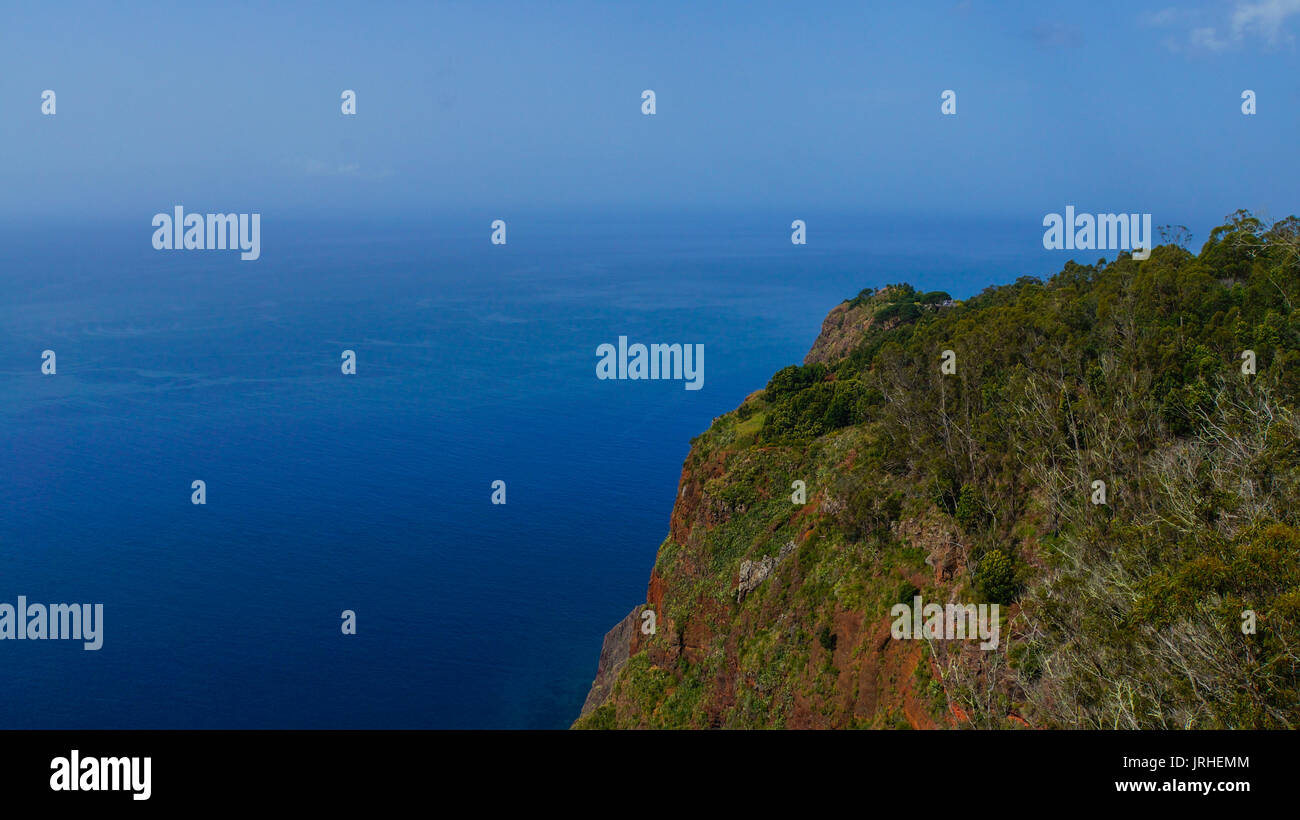 Madeira - verdi scogliere con infinito blu oceano dal punto di vista Cabo Girao Foto Stock