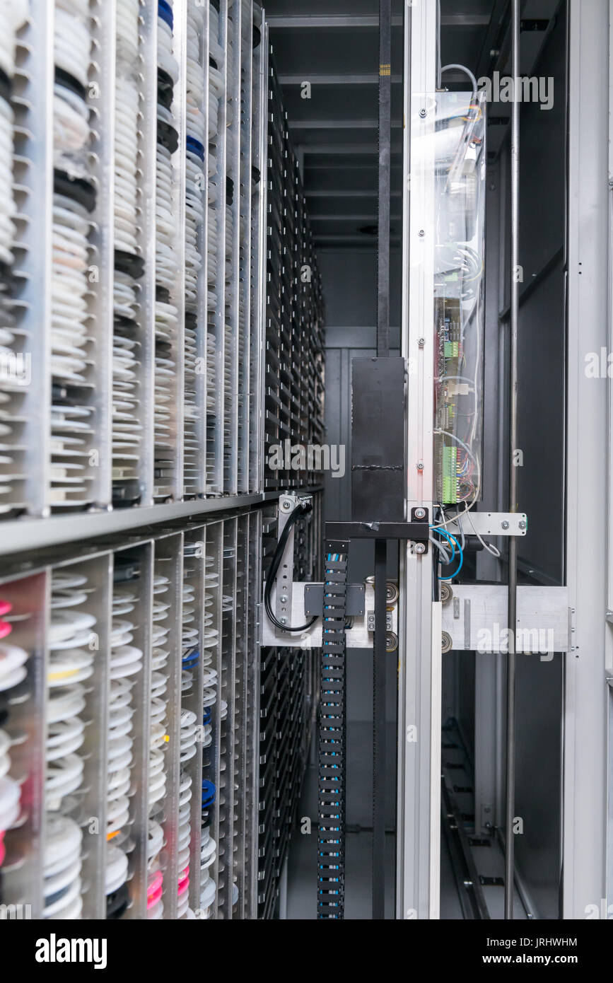 Produzione di componenti elettronici in high-tech factory Foto Stock