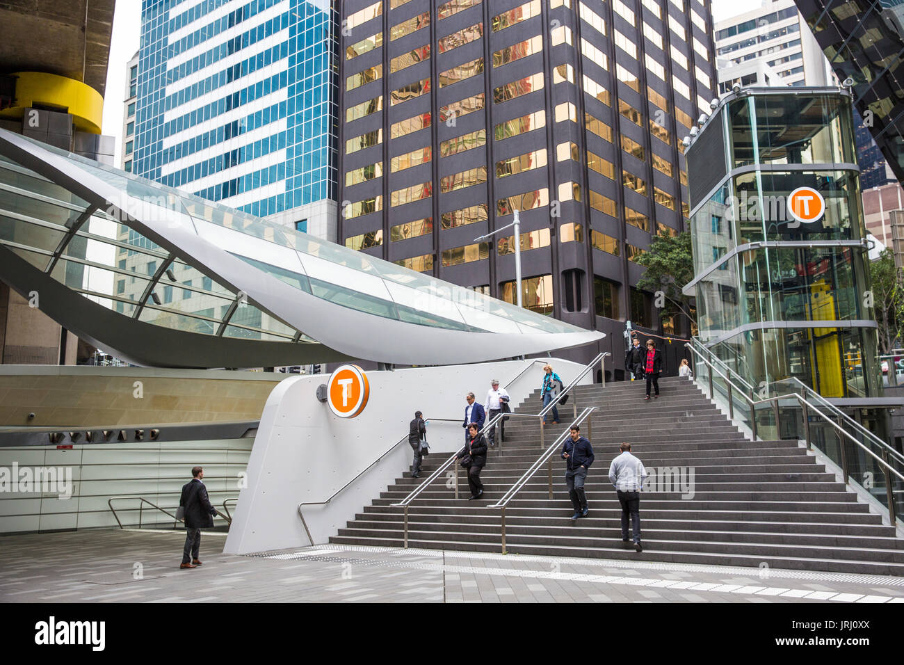 Ufficio di uscita dei lavoratori Wynyard stazione ferroviaria a Barangaroo, Sydney, Australia Foto Stock