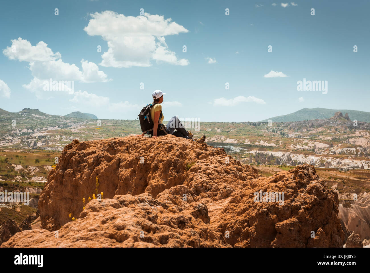 Sportivo da donna escursionista sulla cima della montagna di roccia Foto Stock