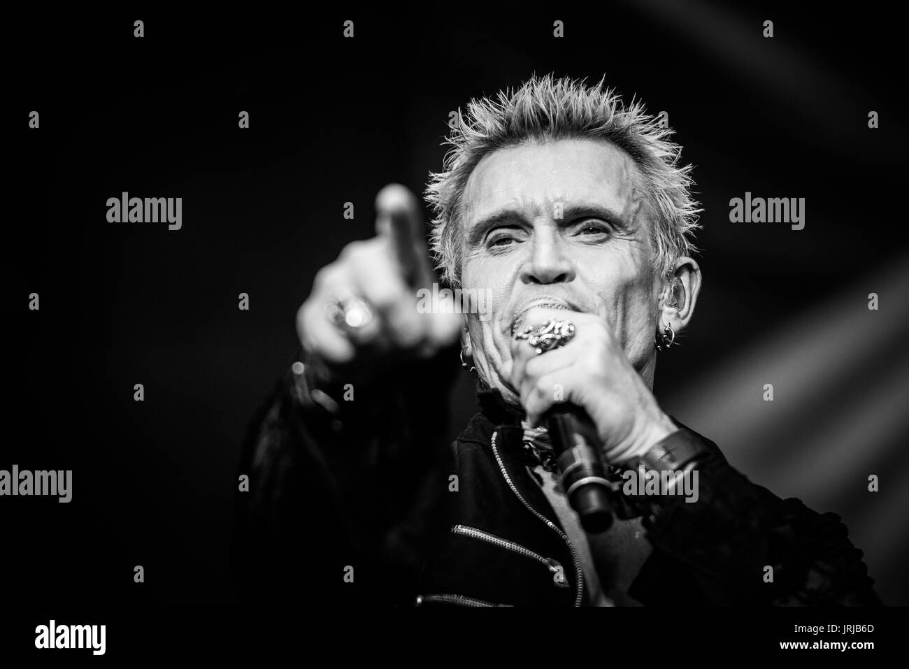 Billy Idol effettuando in corrispondenza di un festival di musica in British Columbia Canada in bianco e nero. Foto Stock