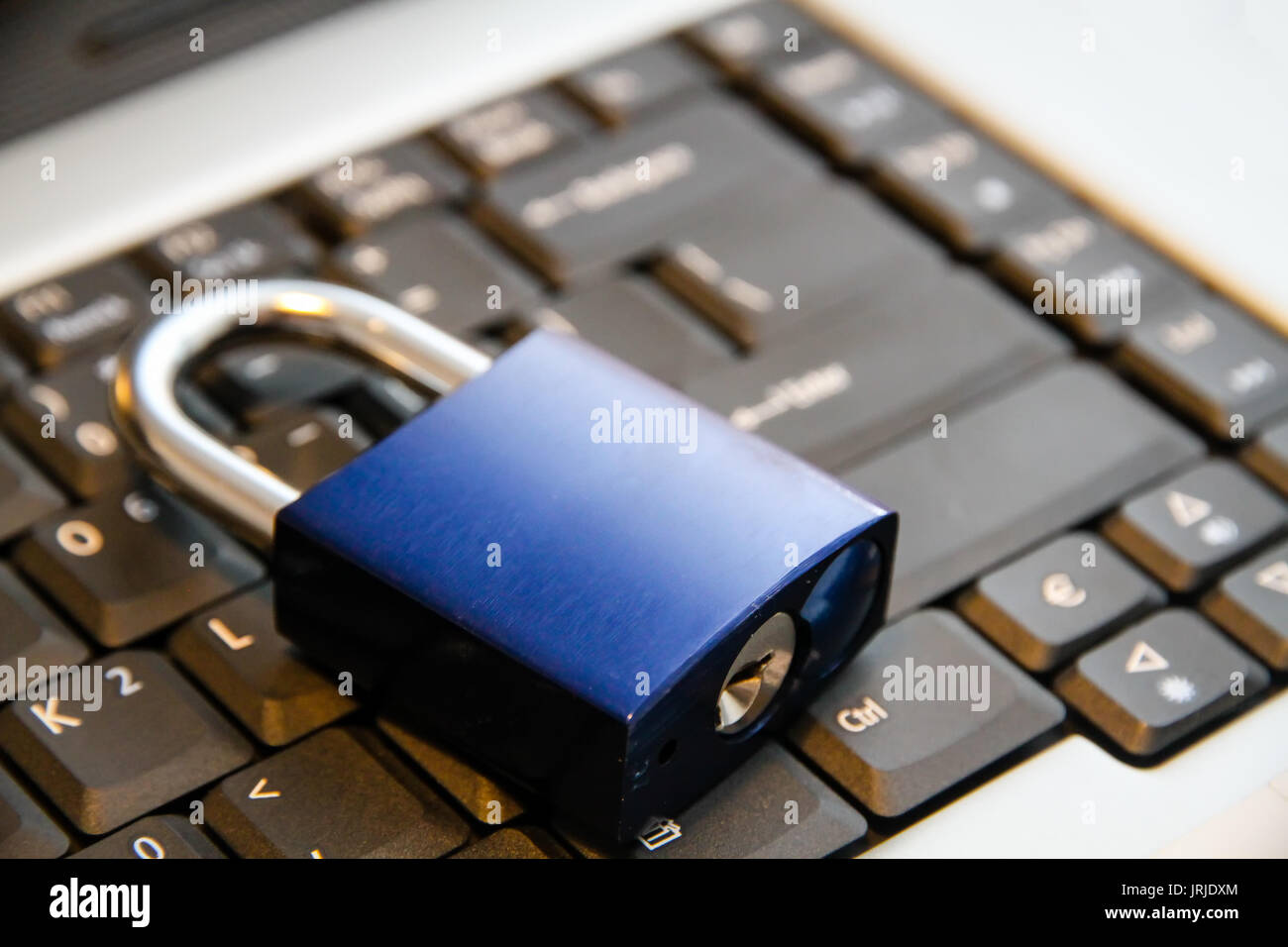 Lucchetto blu chiuso sulla parte superiore del computer portatile tastiera: Concetto di immagine per la protezione dei dati, la condivisione delle informazioni, protezione, tecnologia vulnerabilità. Foto Stock