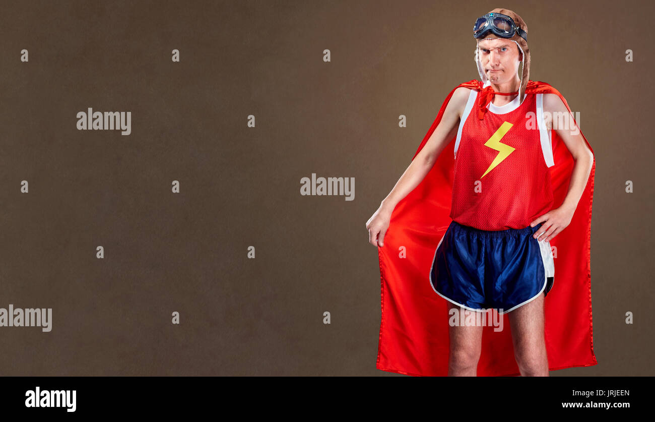 Sottile, funny man in un costume da supereroe. Foto Stock