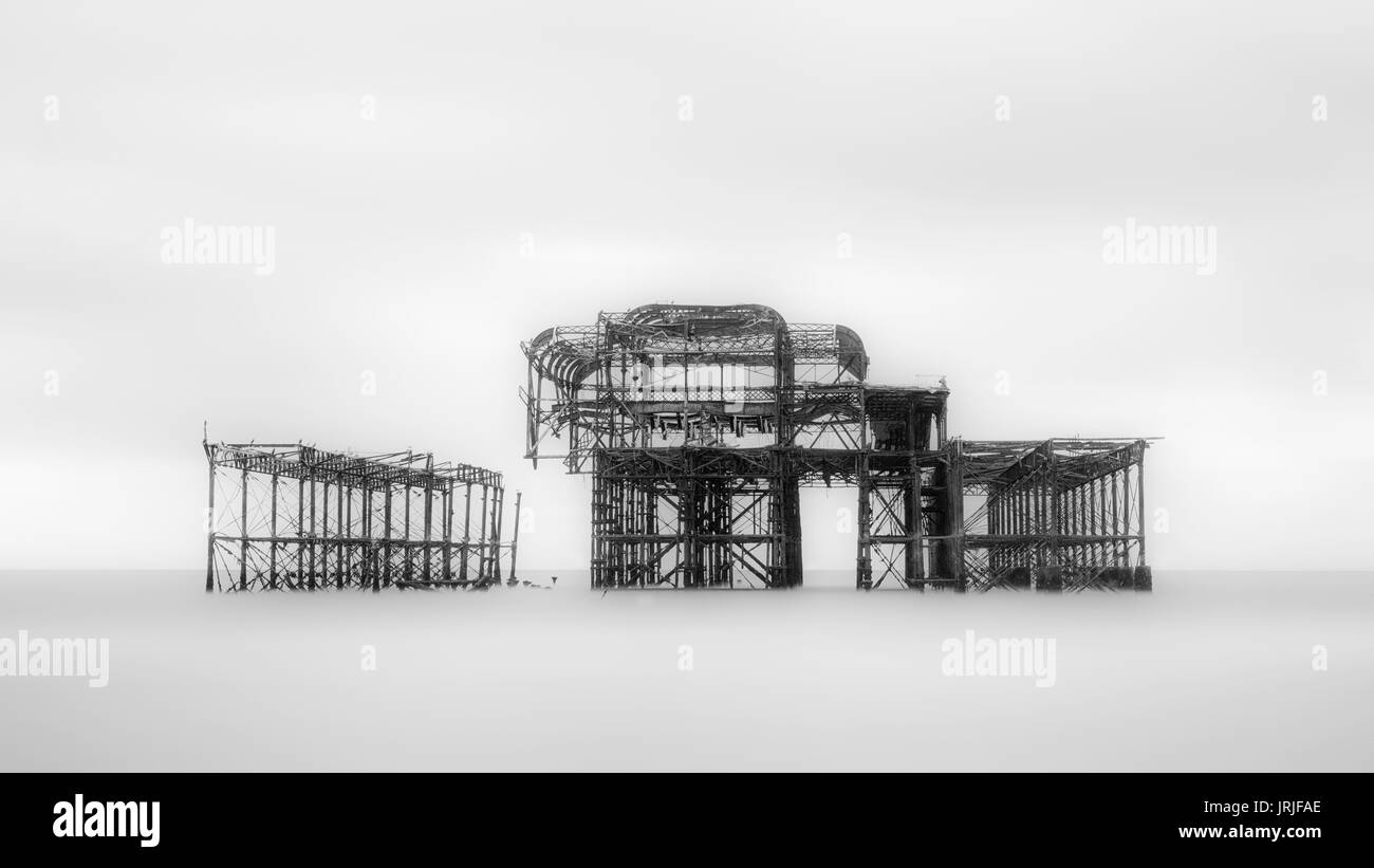 Una lunga esposizione dei resti del molo Ovest, Brighton East Sussex, Inghilterra Foto Stock