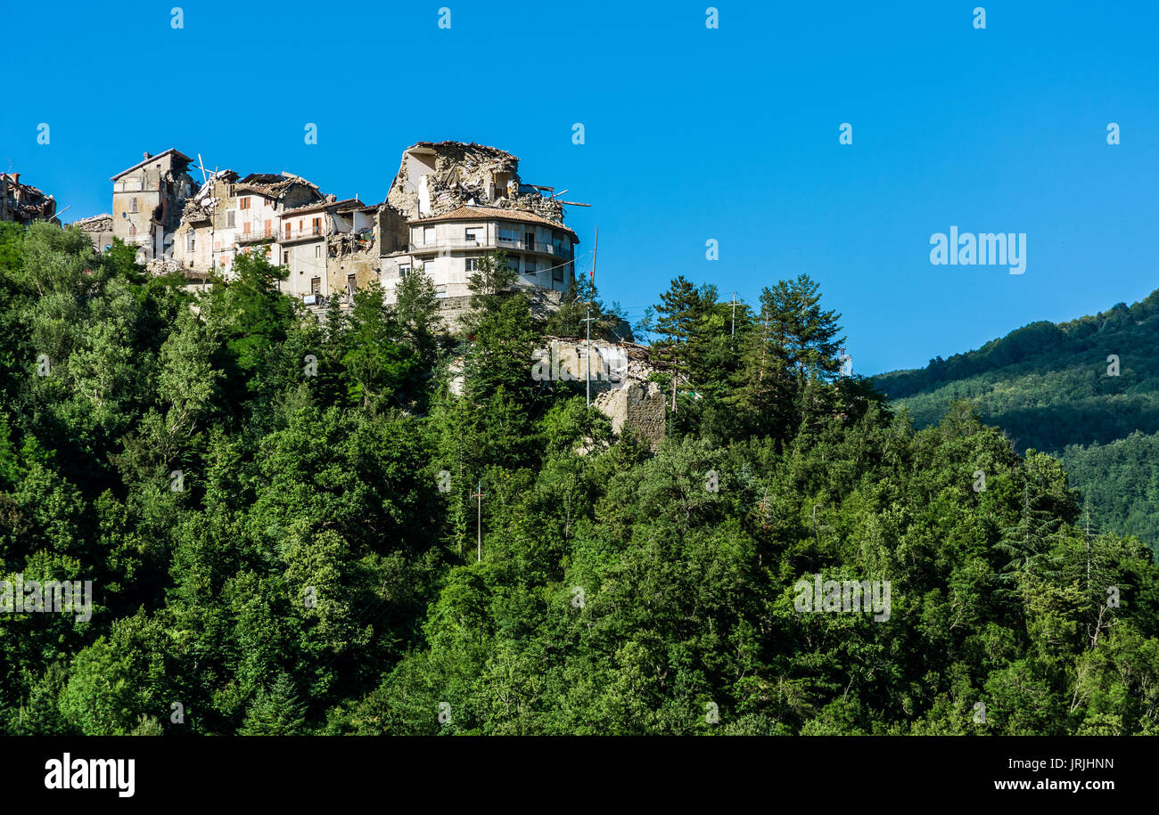 Arquata del Tronto, borgo medievale distrutto dal terremoto del mese di agosto 24, 2016 in Italia. Foto Stock
