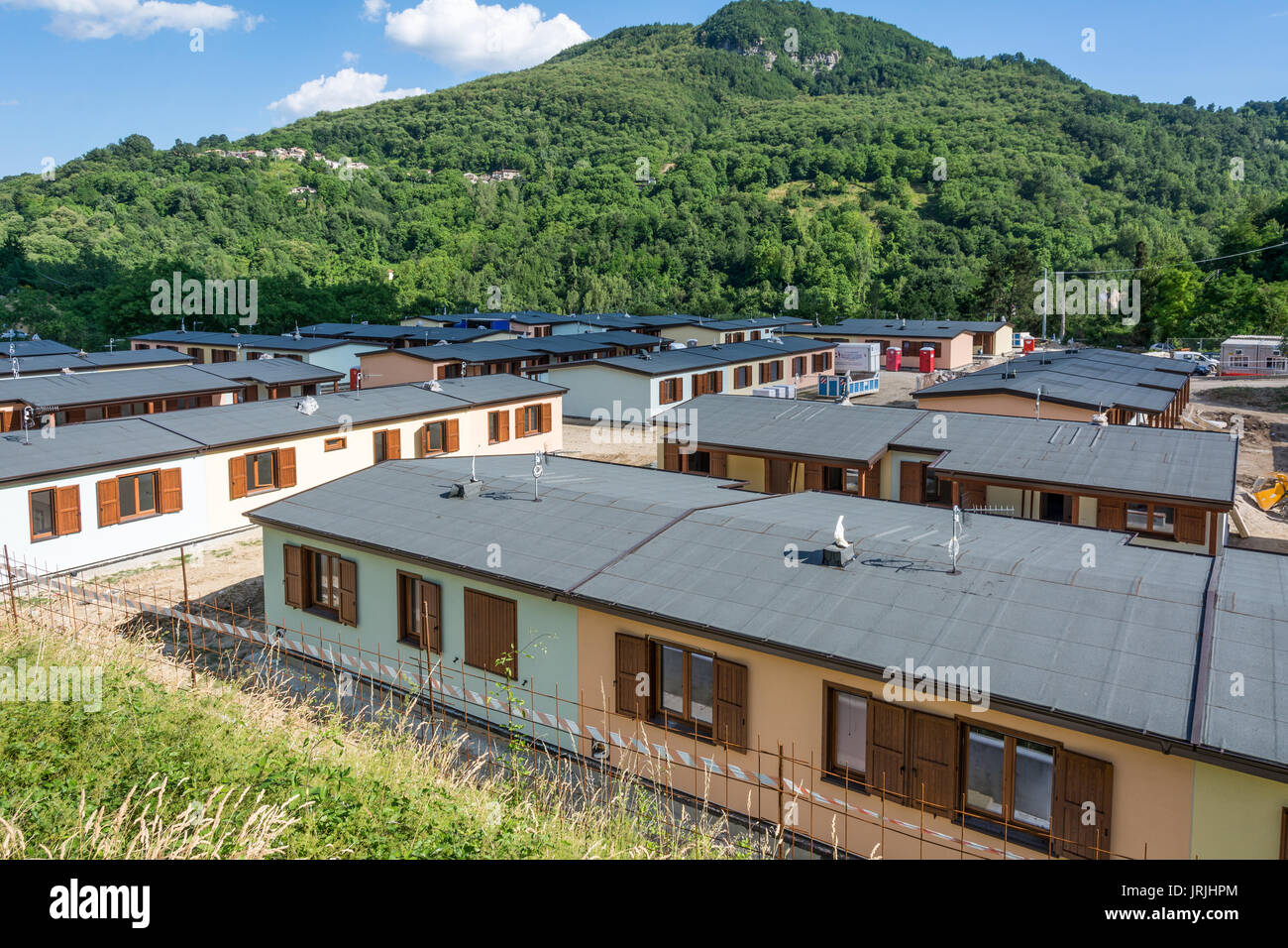 Case prefabbricate costruite dopo il terremoto che ha colpito la città di Arquata del Tronto il Agosto 24, 2016 in Italia, Lazio.Arquata del Tronto, med Foto Stock