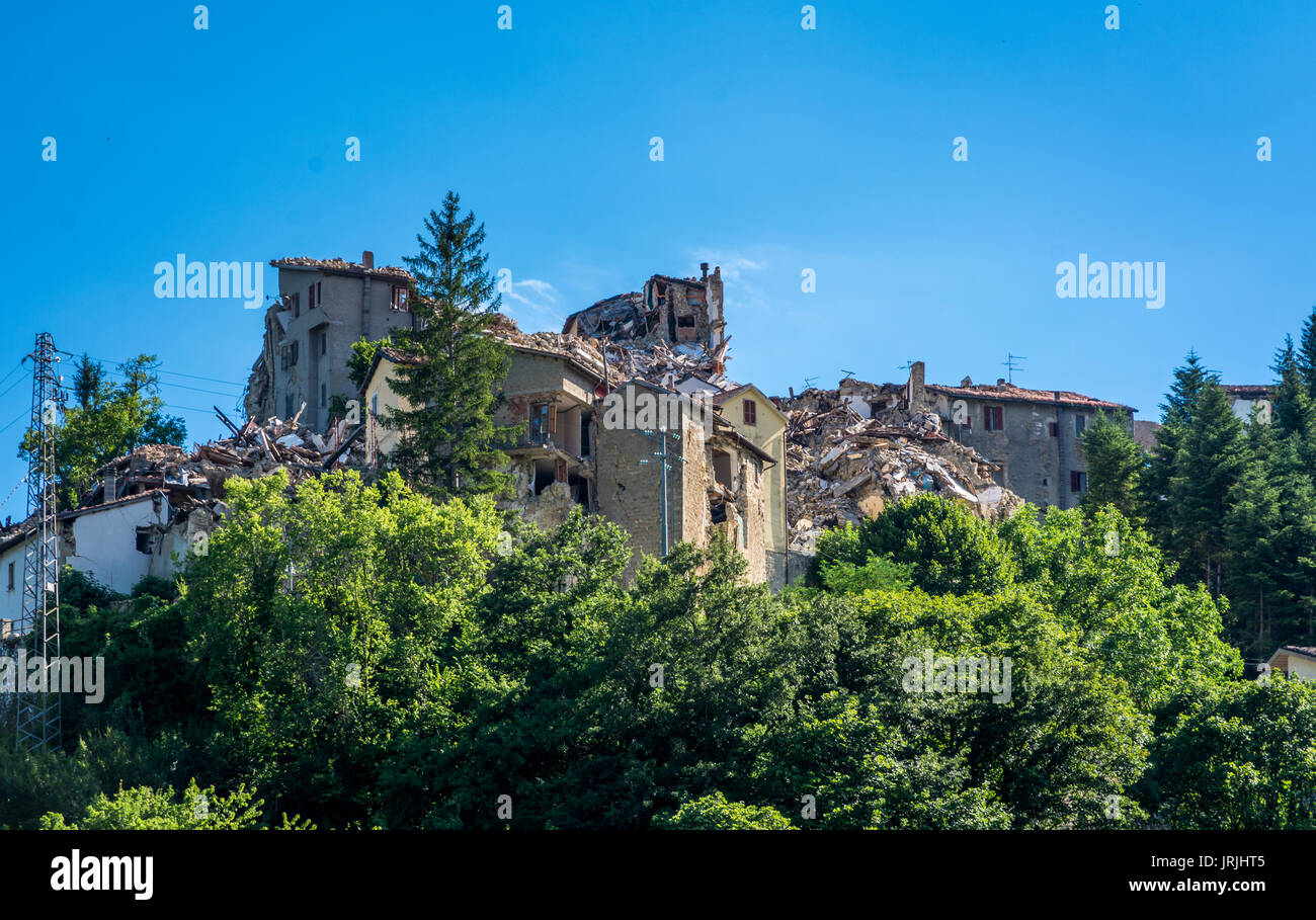 Arquata del Tronto, borgo medievale distrutto dal terremoto del mese di agosto 24, 2016 in Italia. Foto Stock