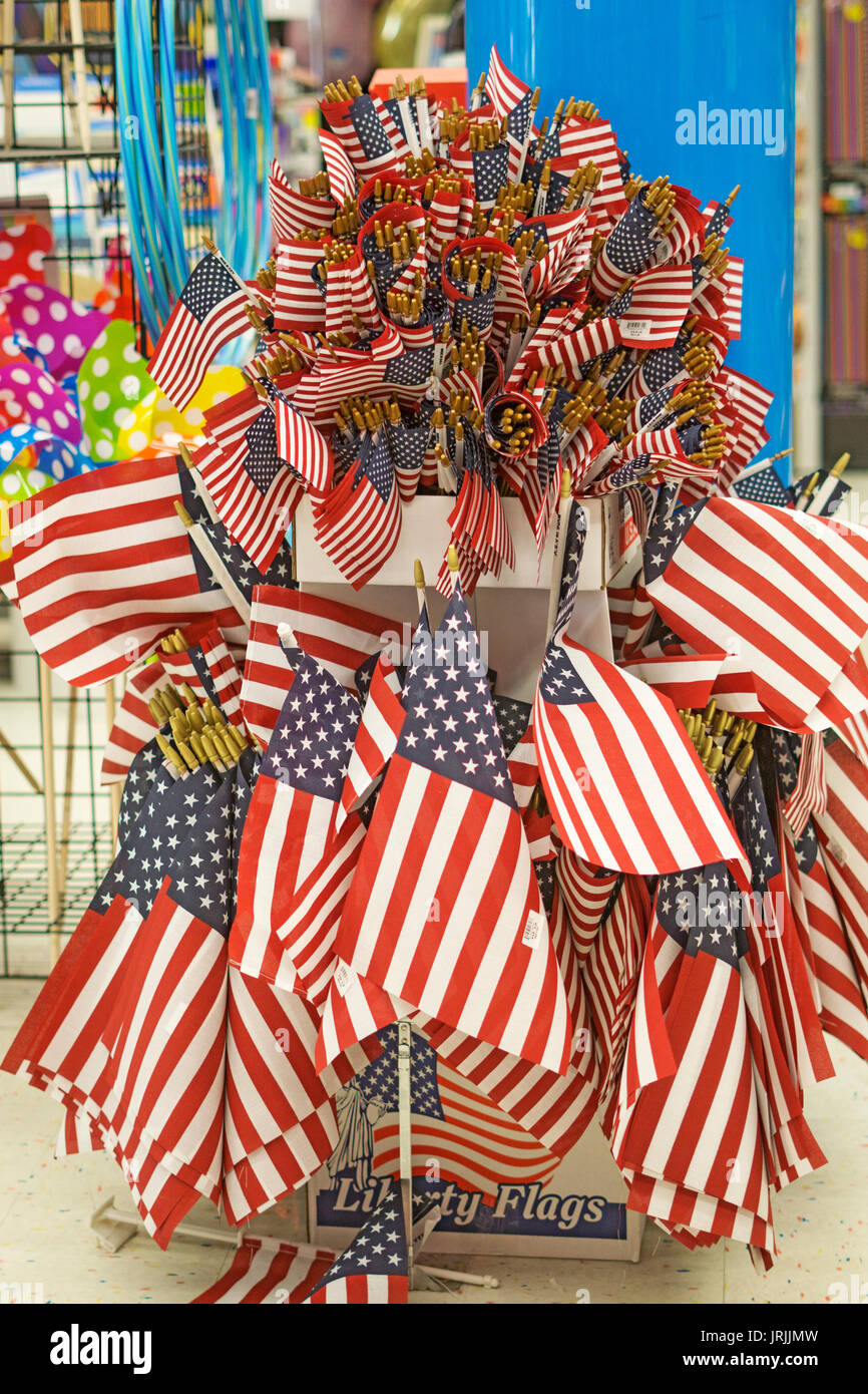 Un display di bandierine americane per la vendita per il 4 luglio presso la parte di Store sulla West 14th Street nel Greenwich Village di New York Foto Stock