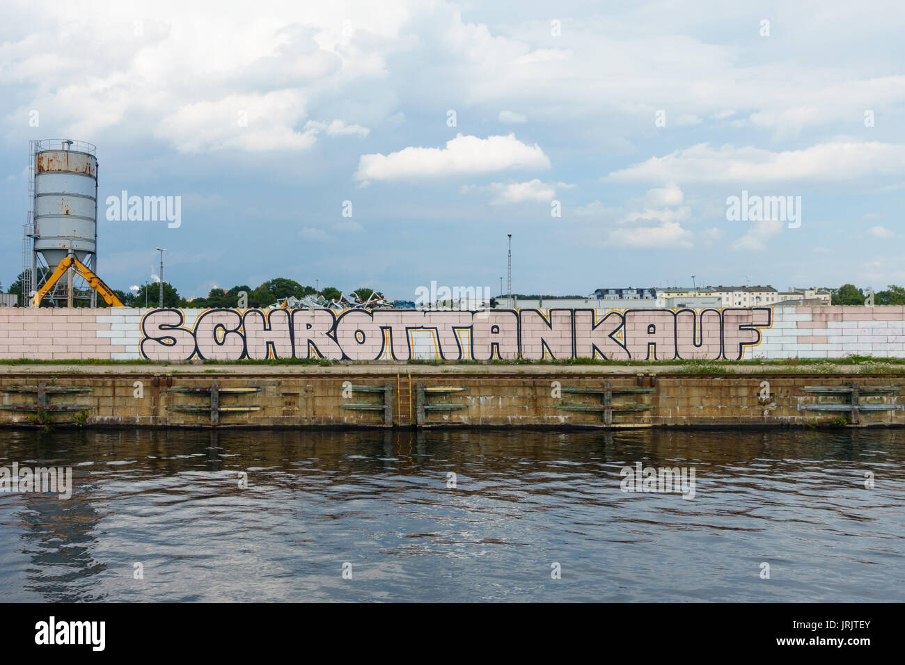 Pubblicità Grafitti 'Schrottankauf', commerciante di rottame, a Berlino, in Germania nel luglio 2017. Foto Stock