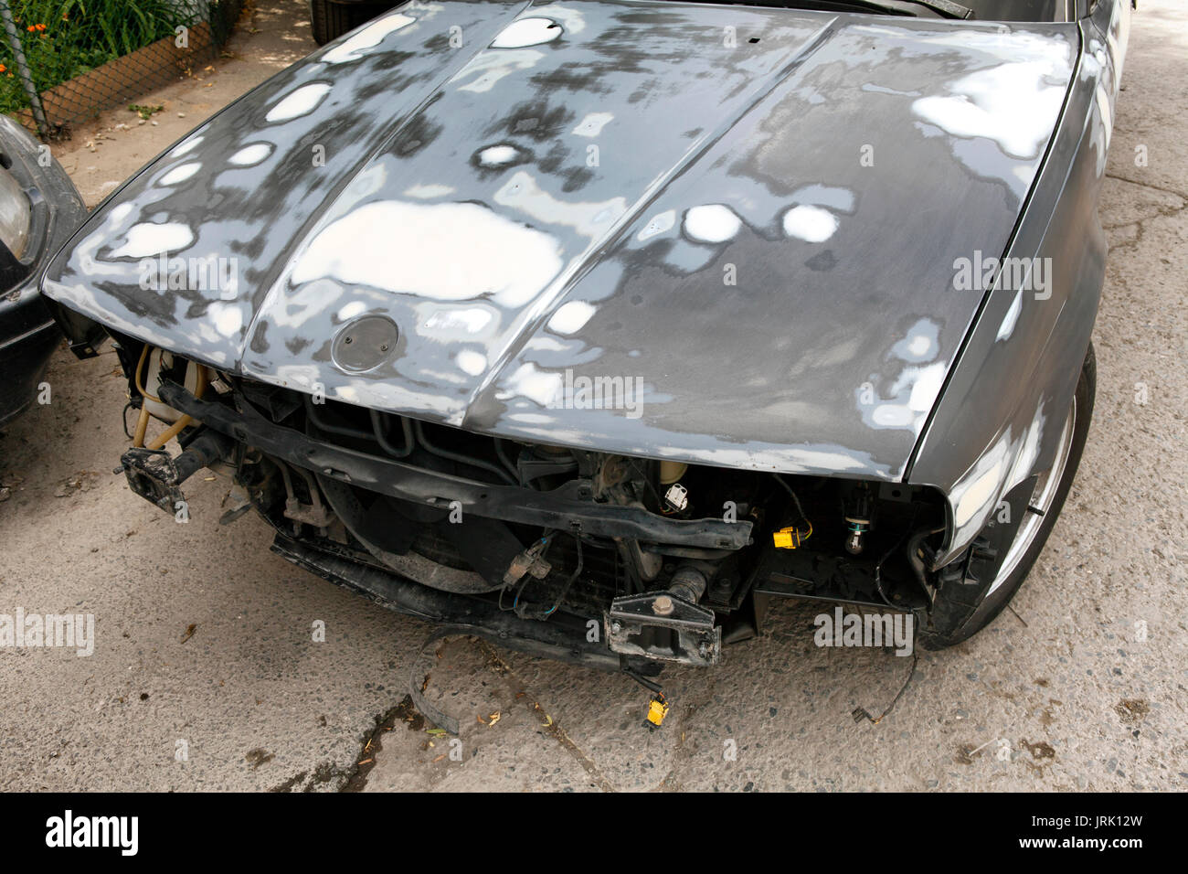 Un scatafascio bmw auto con una pittura astratta sul suo cappuccio Foto Stock