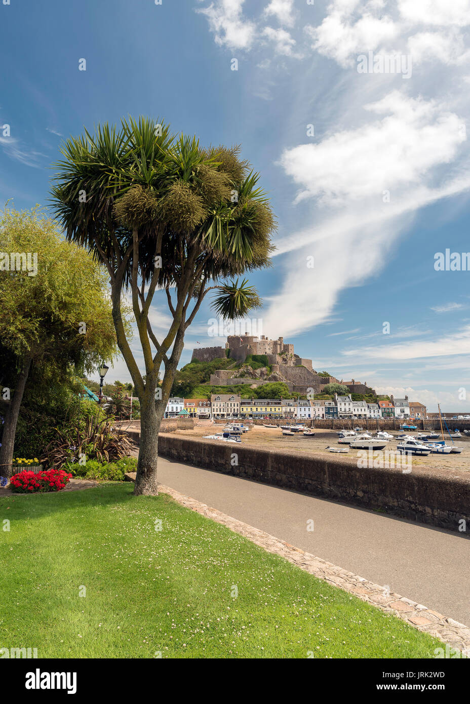 Fiori e alberi in giardini che conducono al Mont Orgueil (Gorey) castello, Jersey, Isole del Canale Foto Stock