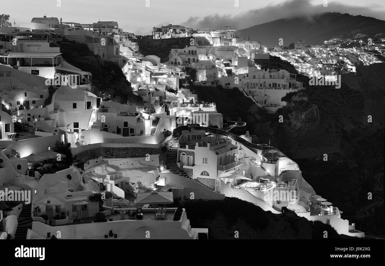 Immagine in bianco e nero presa all'alba nella cittadina di Oia a Santorini, Grecia Foto Stock