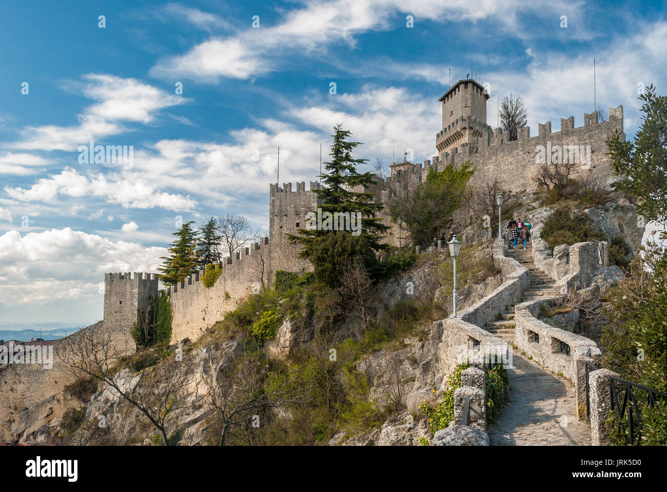 Alls che circonda la fortezza di Guaita nella Repubblica di San Marino Foto Stock