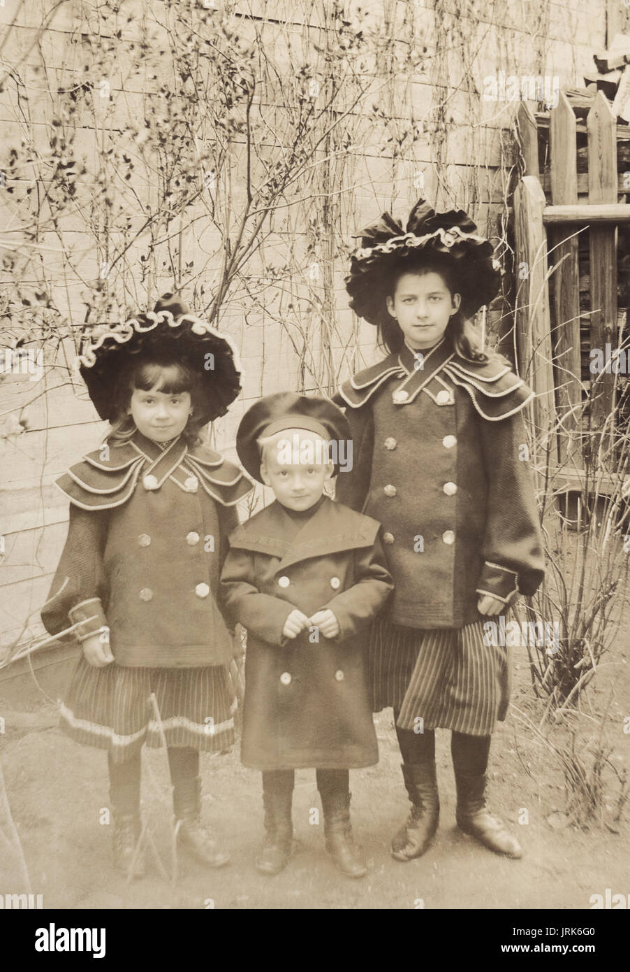 Bambini all'ultima moda. Foto d'epoca, Russia, 1905 Foto Stock