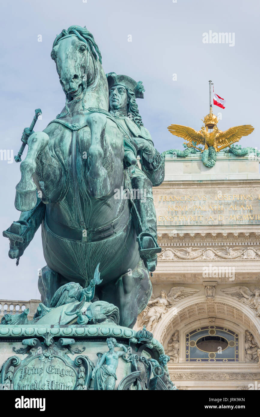 Hofburg Vienna, vista della statua del principe generale asburgico Eugene nella piazza Heldenplatz del Palazzo Hofburg, Vienna, Austria. Foto Stock