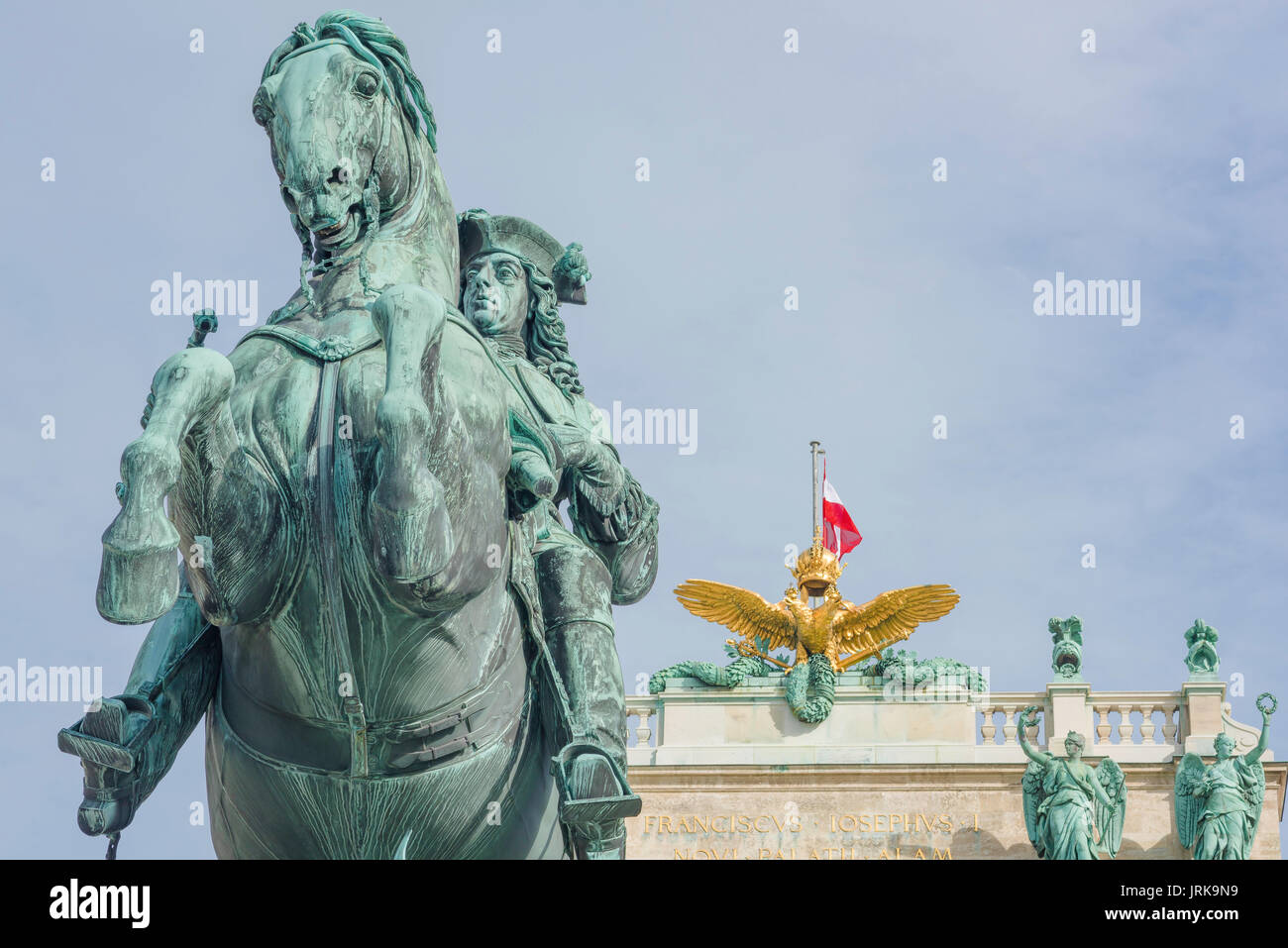 Palazzo Hofburg di Vienna, vista della statua del principe generale asburgico Eugene nella piazza Heldenplatz del Palazzo Hofburg, Vienna, Austria. Foto Stock