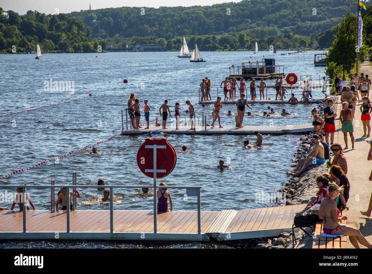 Dopo un divieto di balneazione nel fiume Ruhr, sul lago Baldeneysee, di Essen, in Germania, dopo 46 anni di divieto di balneazione è possibile bagnarsi nuovamente, ufficialmente, in Foto Stock