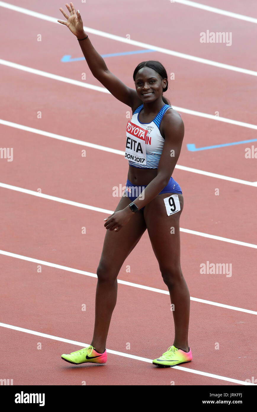 Gran Bretagna Daryll onde Neita alla folla dopo aver vinto le Donne 100m sei calore durante il giorno due del 2017 IAAF Campionati del mondo presso il London Stadium. Foto Stock