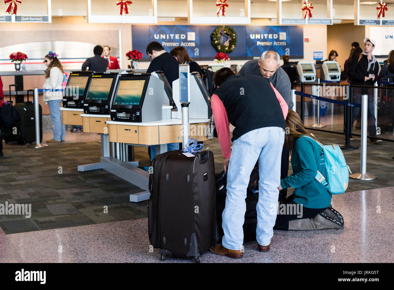 I passeggeri che utilizzano la United Airlines auto check-in stazioni  all'aeroporto Austin-Bergstrom Foto stock - Alamy